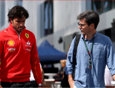 F1赛车世界: 塞恩斯的经理在介绍西班牙人 F1 未来的最新情况时表示“我们仍在比赛”