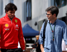 F1赛车世界: 塞恩斯的经理在介绍西班牙人 F1 未来的最新情况时表示“我们仍在比赛”