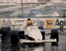 F1赛车世界: 艾尔顿·塞纳 (Ayrton Senna) 是谁？为什么他被视为 F1 最伟大的车手之一？