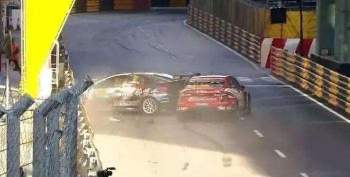 F1赛车世界-郭富城澳门赛车过弯时失控撞车，被迫退赛