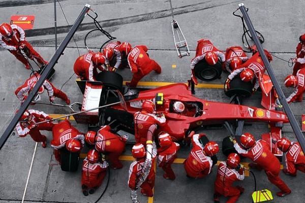 F1赛事:F1赛事过程中除了车手外，还需要哪些辅助人员？在比赛中的分工是什么？