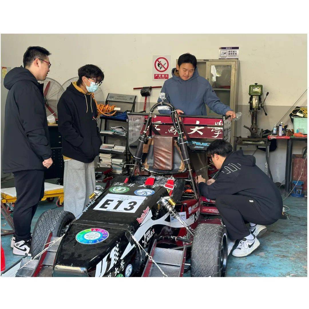 F1赛车世界：江苏大学第十九届大学生科技文化节：方程式赛车队闪耀登场