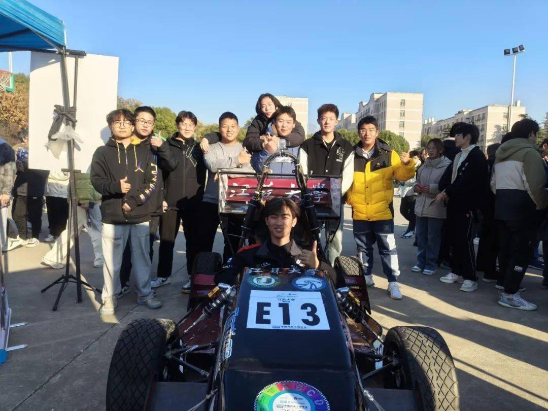F1赛车世界：江苏大学第十九届大学生科技文化节：方程式赛车队闪耀登场